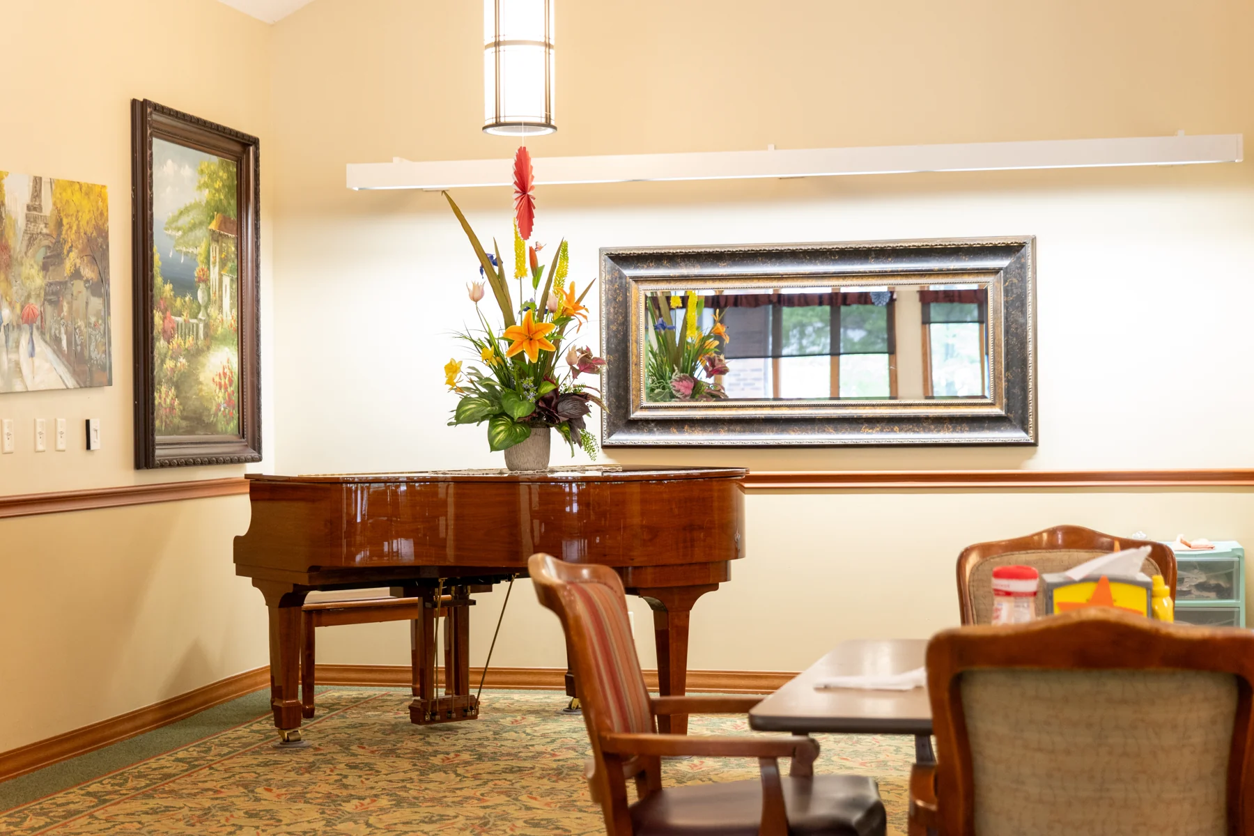 A grand piano and flowers in the dining room